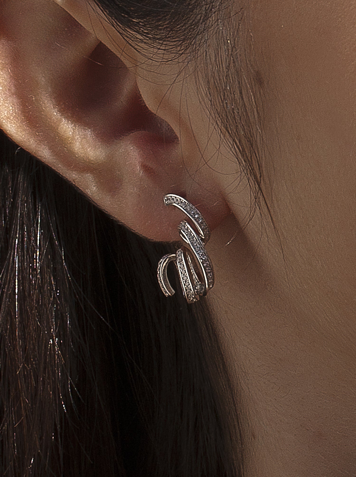 Pendientes originales diseño serpentina con circonitas