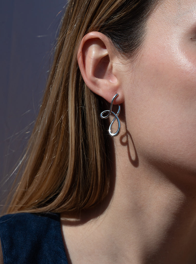 Pendientes originales en plata estilo liquido entrelazado