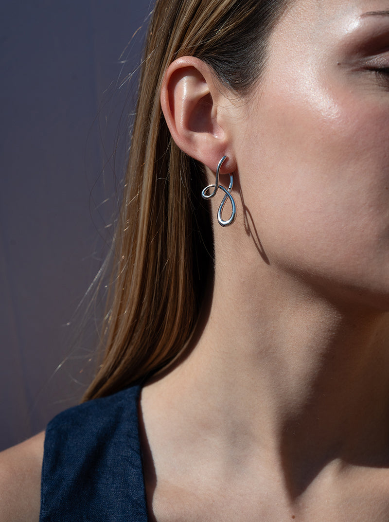 Pendientes originales en plata estilo liquido entrelazado