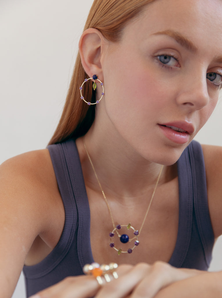 Pendientes originales estilo aro en tonos púrpura