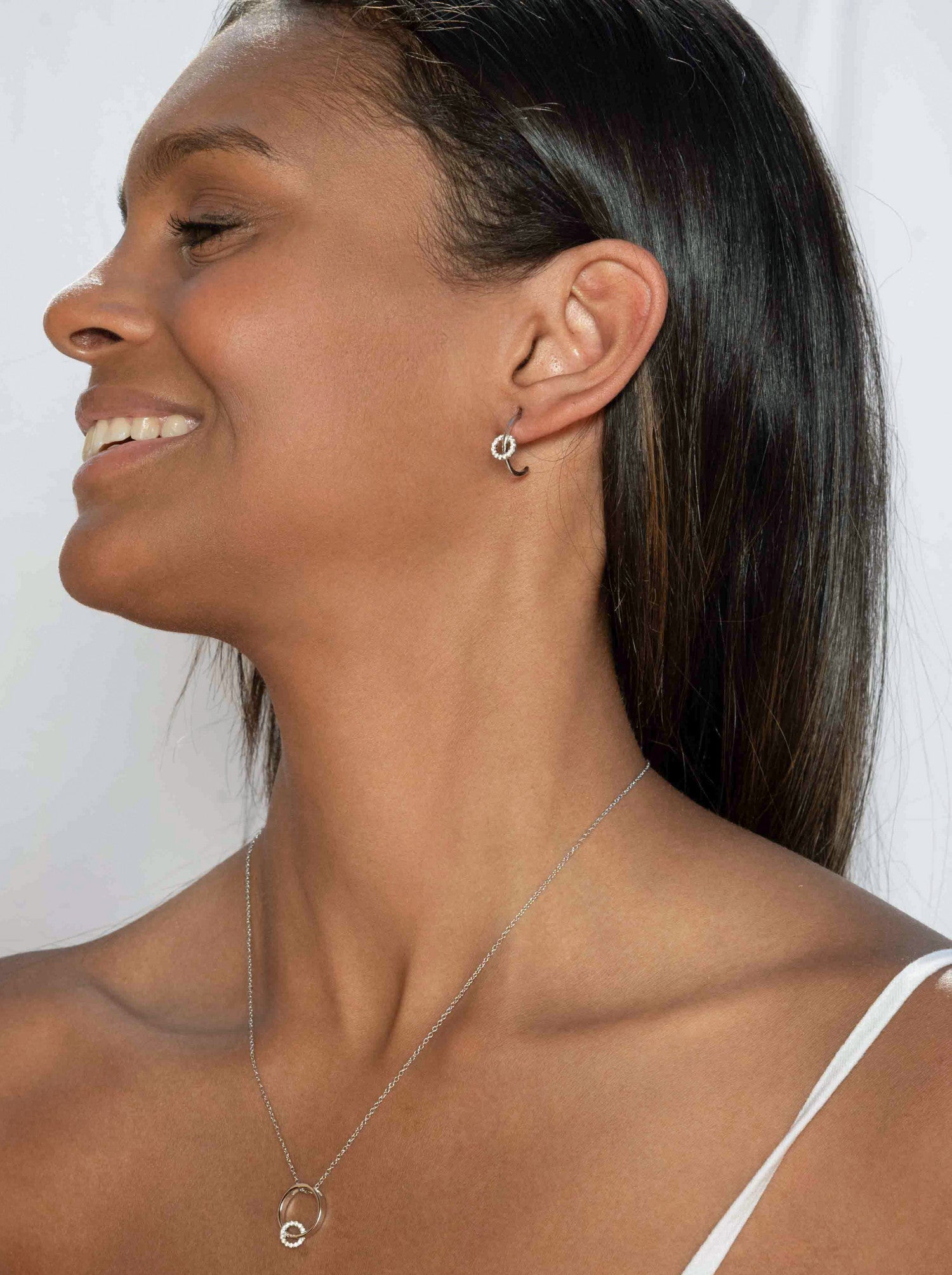 Pendientes pequeños con circonitas diseño doble circulo