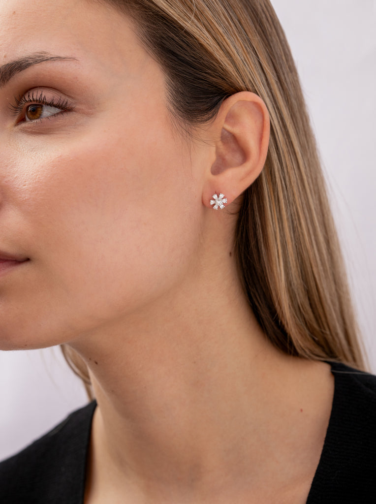 Pendientes pequeños con circonitas en forma floral-LINEARGENT