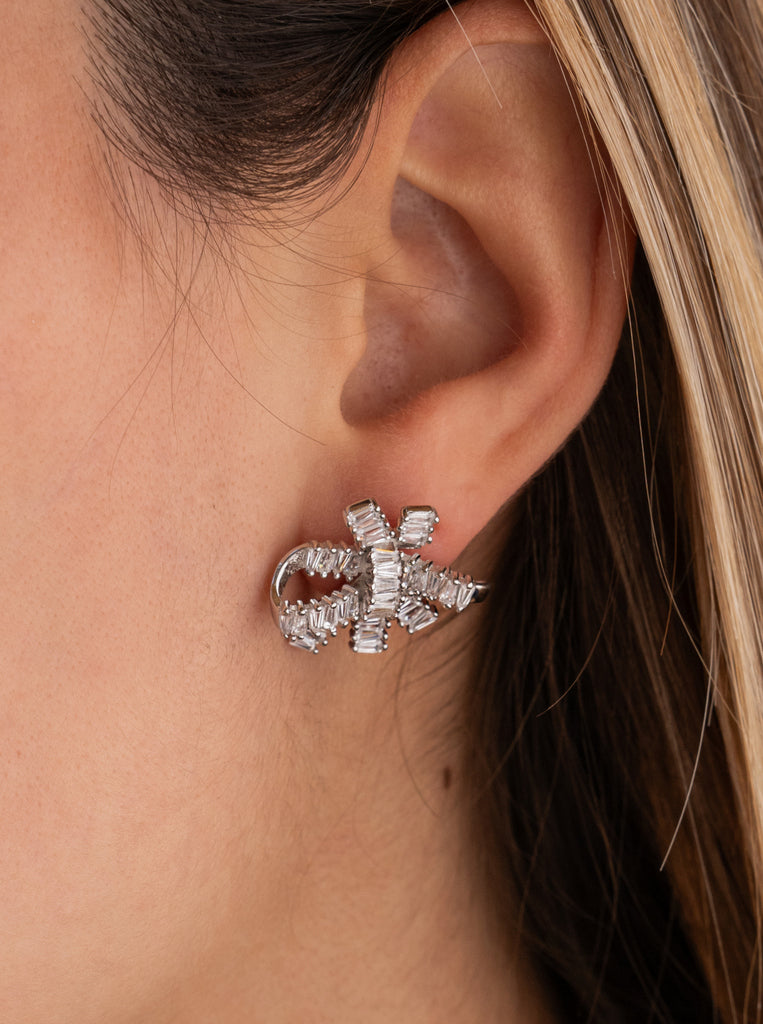 Pendientes pequeños con circonitas rectangulares forma floral-LINEARGENT