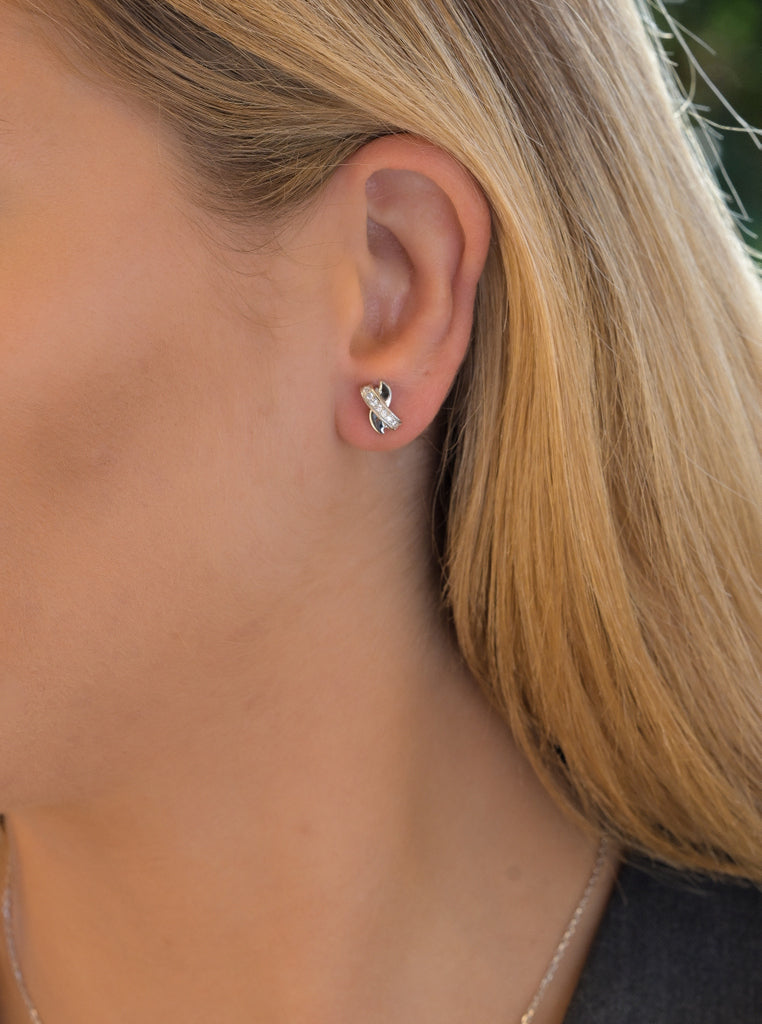 petits boucles d'oreilles croisées avec zircons