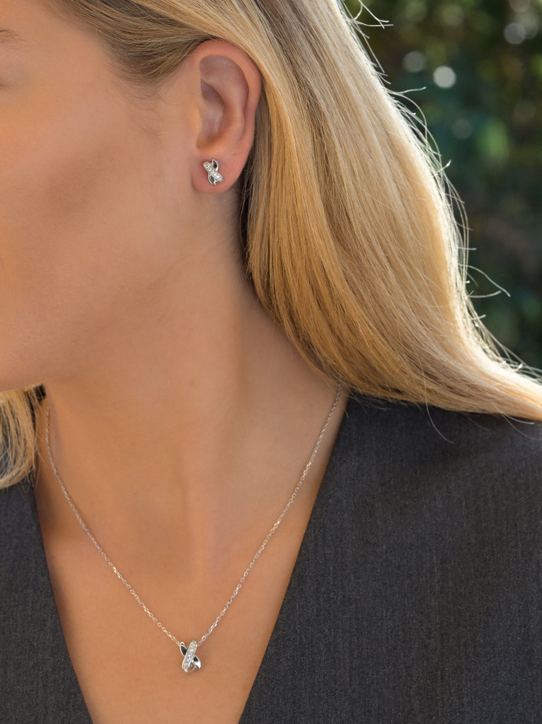 petits boucles d'oreilles croisées avec zircons