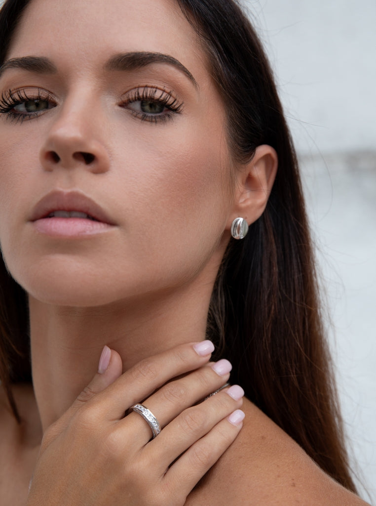 Pendientes pequeños de plata circular con volumen y circonitas