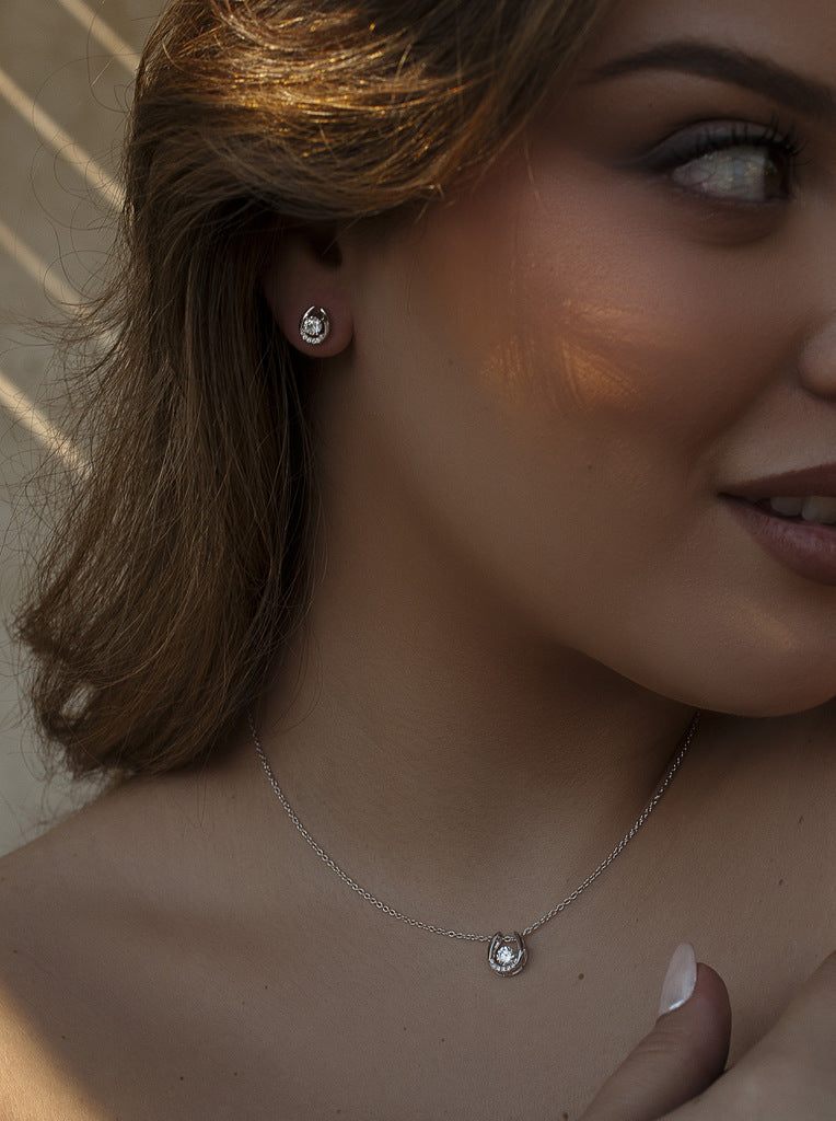 Pendientes pequeños de plata con circonita central y mini circonitas