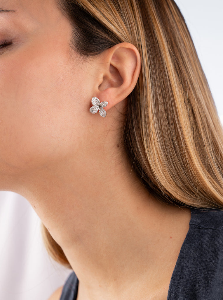 Pendientes pequeños de plata con circonitas en forma flor