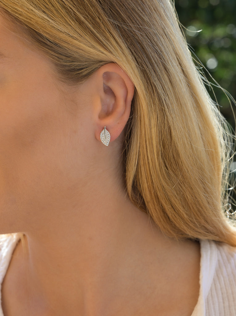 Pendientes pequeños de plata diseño hoja con circonitas