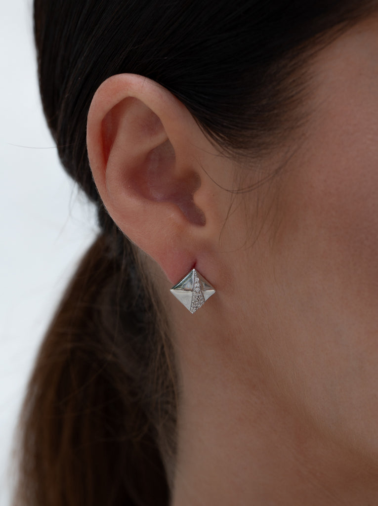 Pendientes pequeños de plata forma romboide con circonitas