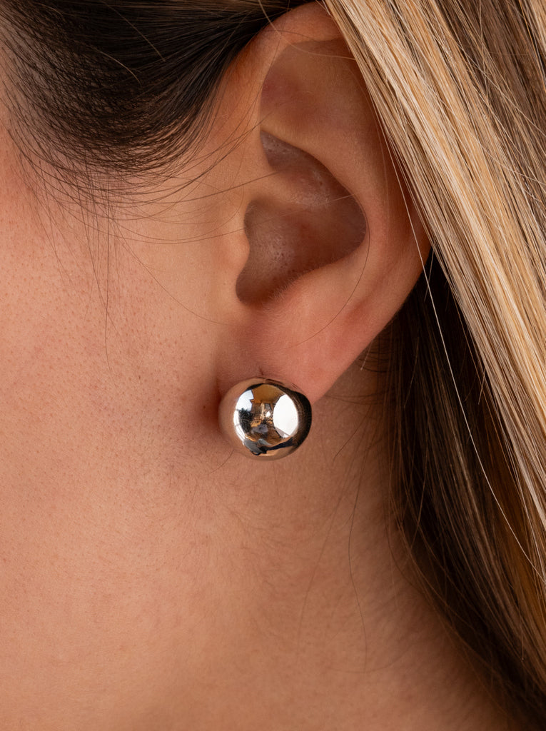 Pendientes pequeños de plata lisa en forma medio circulo