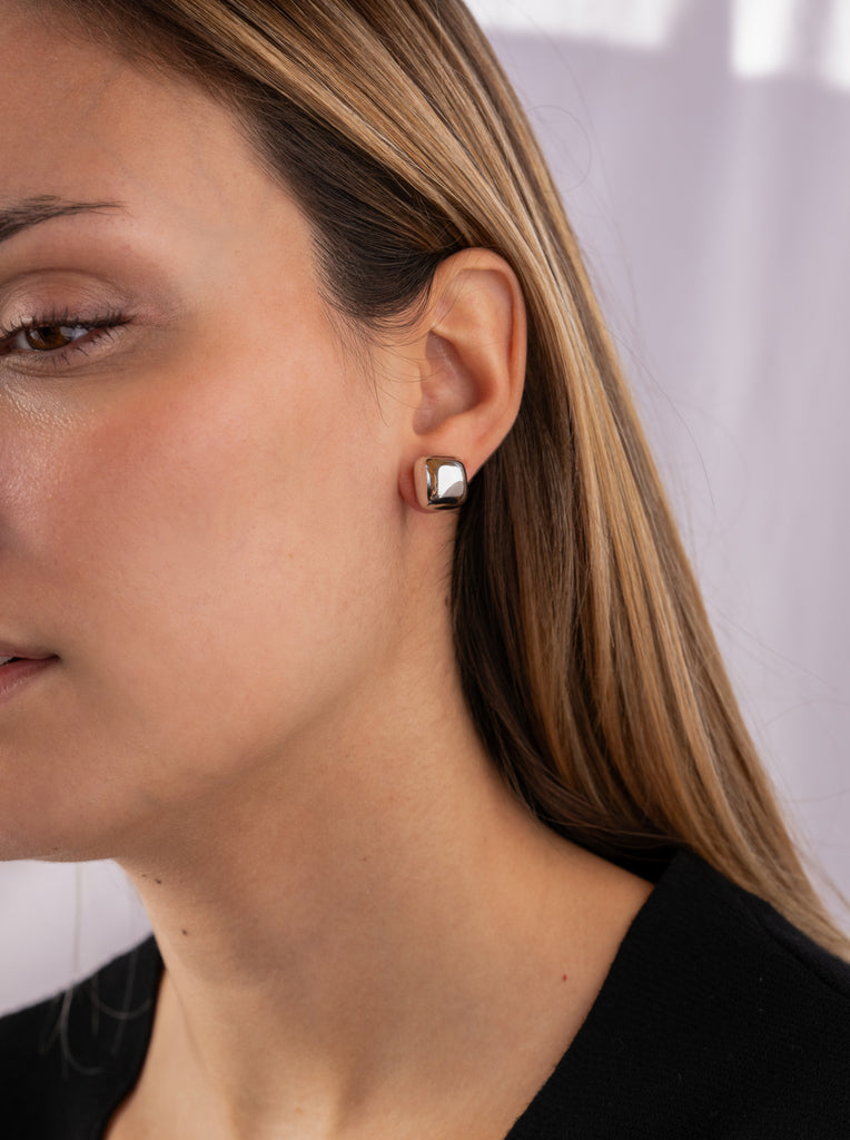 Pendientes pequeños de plata lisa en forma ovalada cuadrada