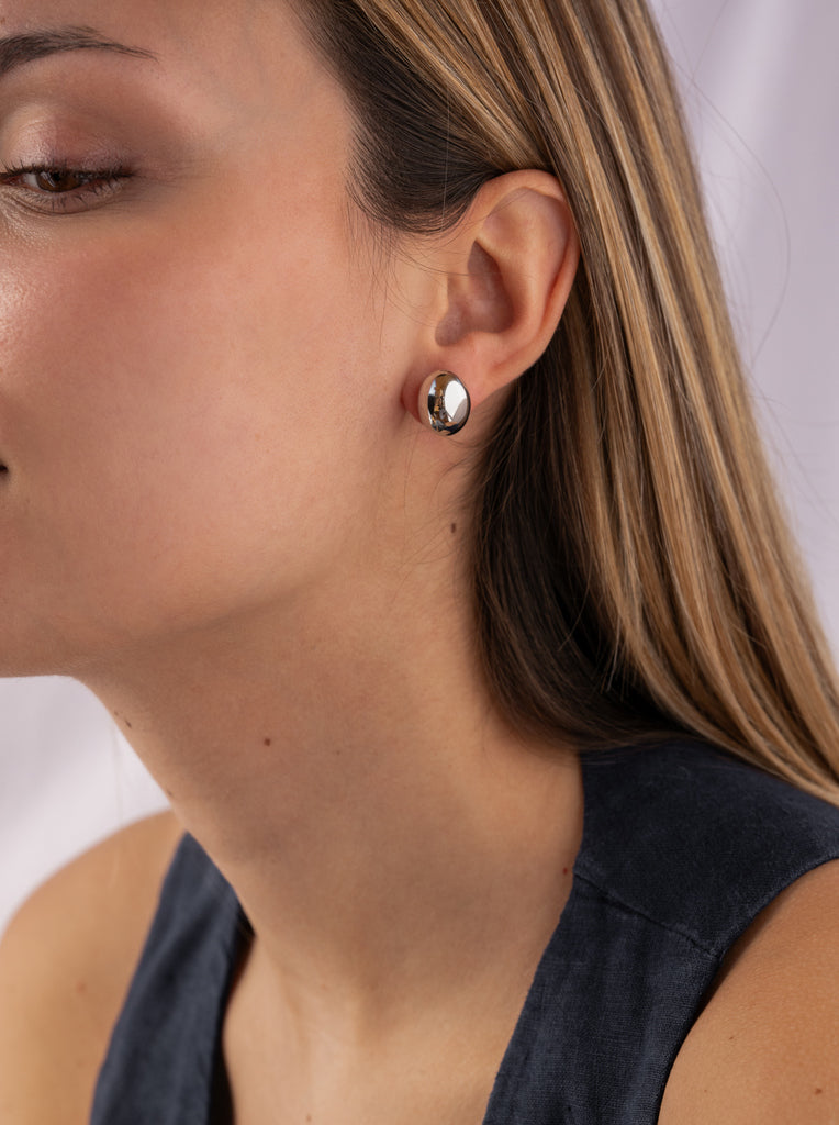 Pendientes pequeños de plata lisa en forma redonda