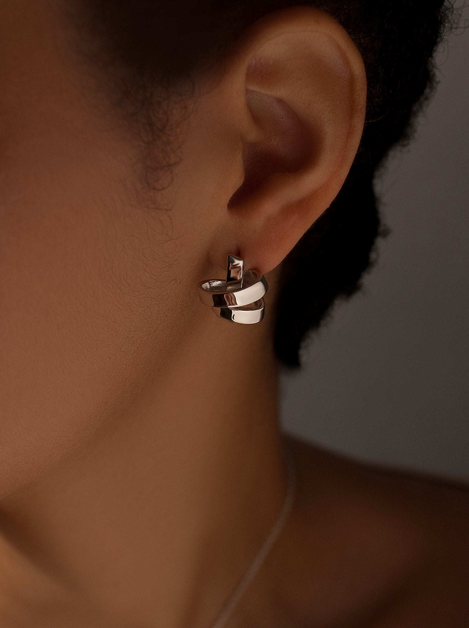 Pendientes pequeños en forma de nudo y plata-LINEARGENT