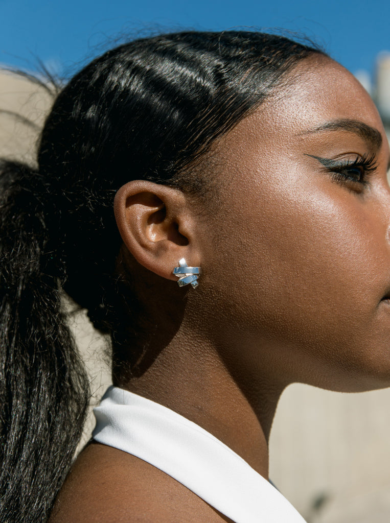 Pendientes pequeños en forma de nudo y plata-LINEARGENT