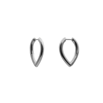 Pendientes pequeños en gota de plata diseño delicado y moderno