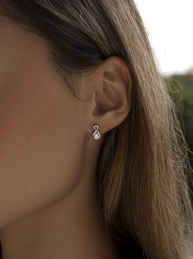 petits boucles d'oreilles en forme de noeud avec zircons