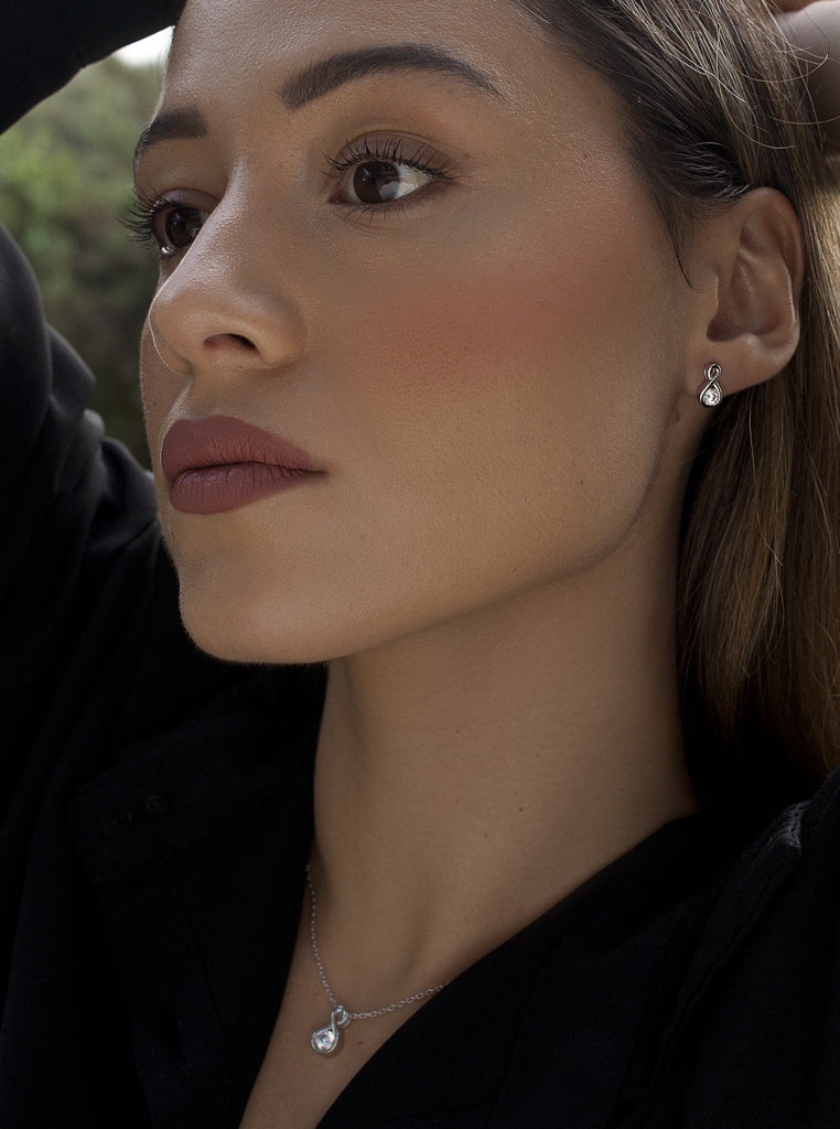 petits boucles d'oreilles en forme de noeud avec zircons