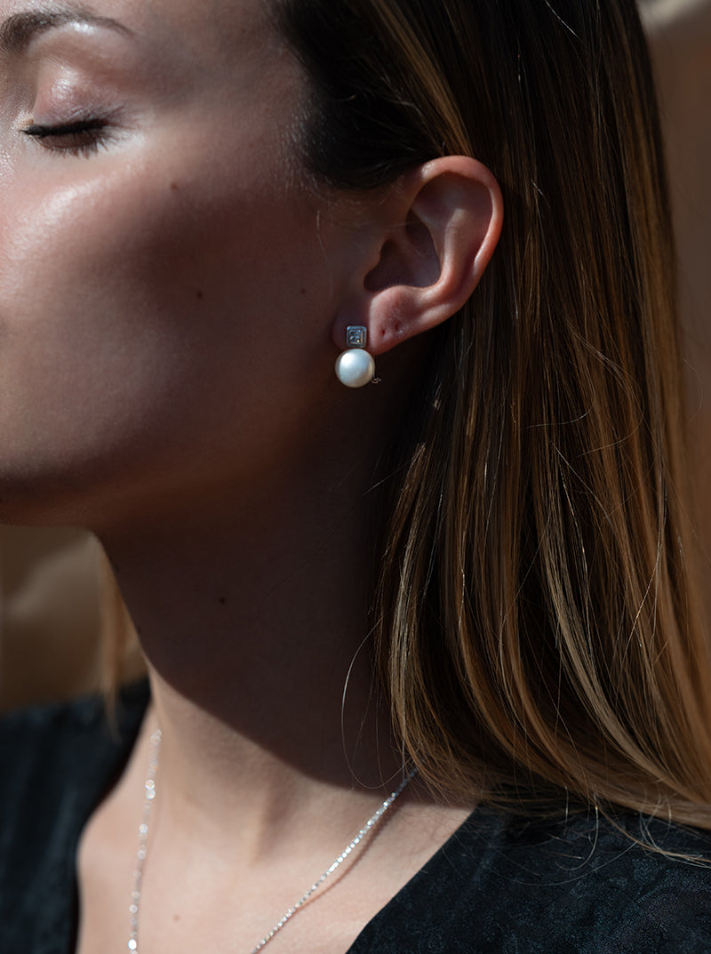 Pendientes perlas de plata estilo tu y yo con detalle cuadrado de circonita