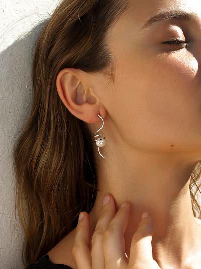 Pendientes perlas envueltas por un muelle de plata lisa-LINEARGENT