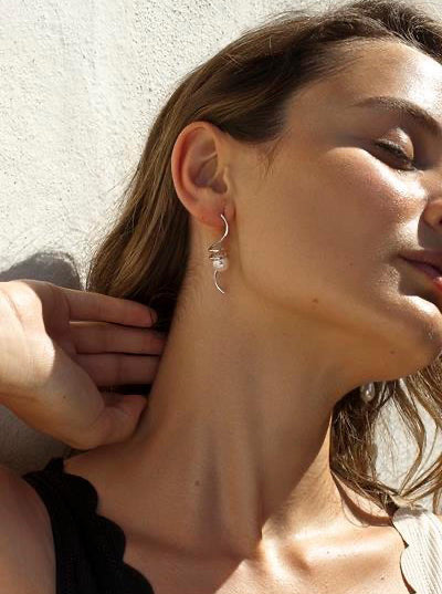 Pendientes perlas envueltas por un muelle de plata lisa-LINEARGENT