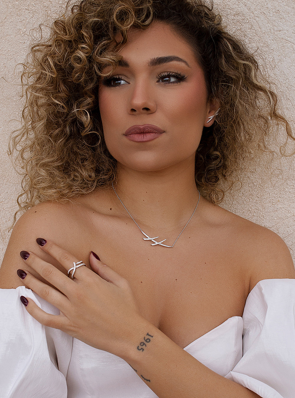 Pendientes trepadores de plata con circonitas diseño cruzado