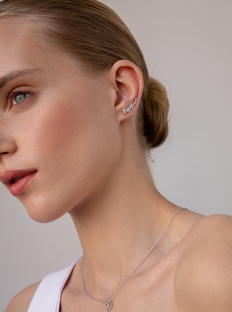 Boucles d'oreilles grimpeurs de argent avec motif de flor avec  zircons zirconsLINEARGENT