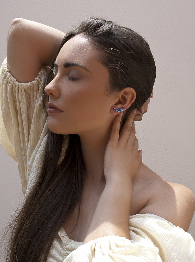 Pendientes trepadores plata con gemas lila y azul petróleo