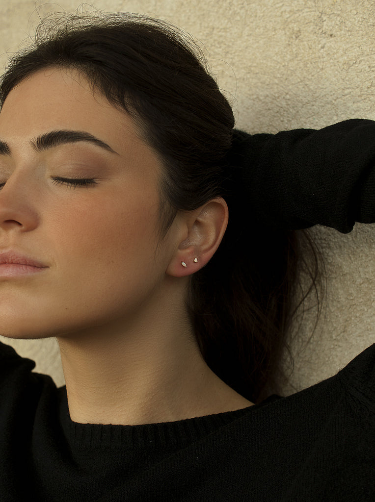 Piercing de argent  or avec pierre ovalepierre opale