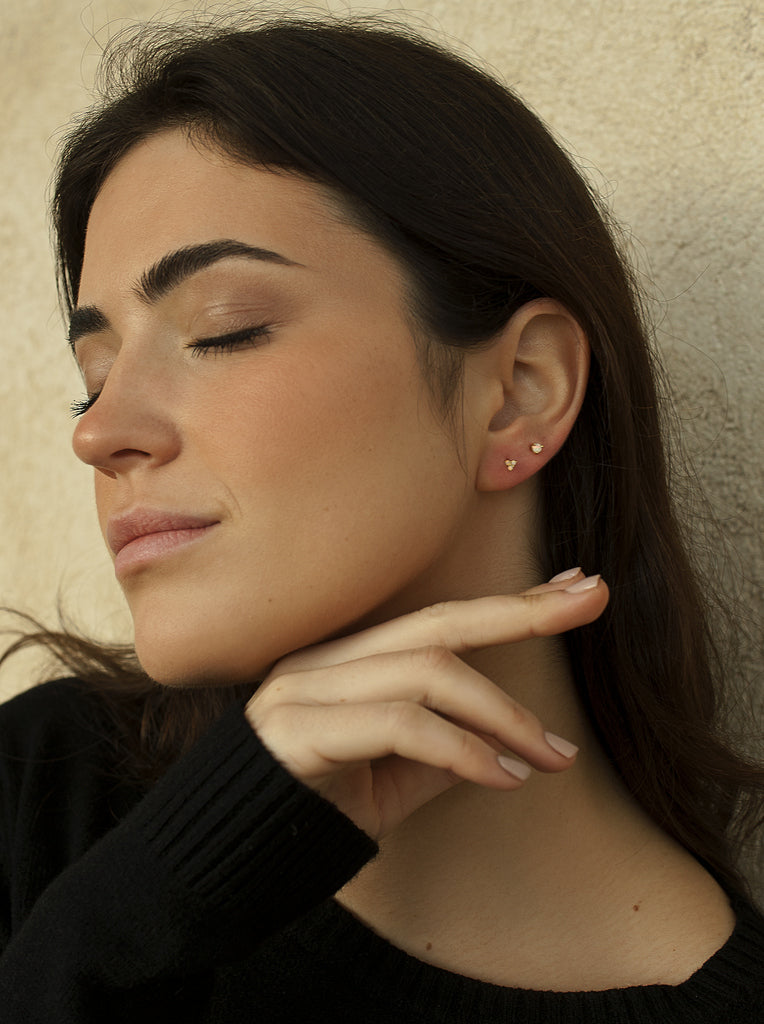 gold  in  silver Piercing with round opal stone