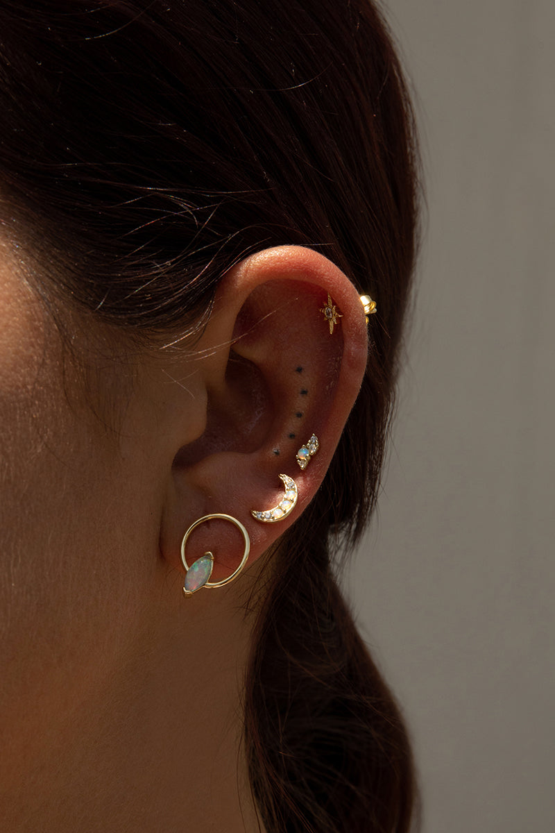 Piercing de plata baño dorado diseño círculo con detalle ópalo-LINEARGENT