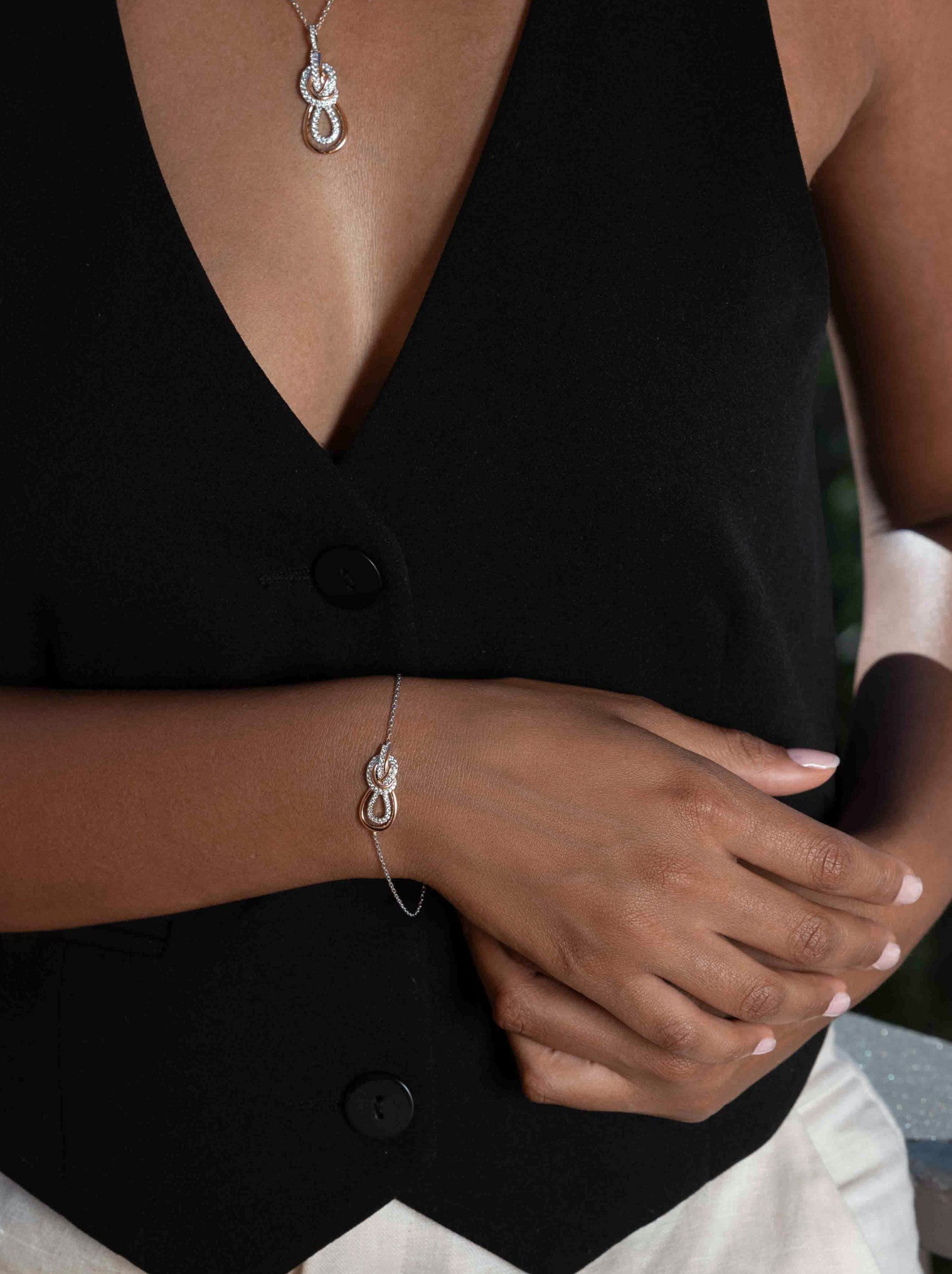 Pulsera bicolor en rosa y circonitas blancas en diseño entrelazado