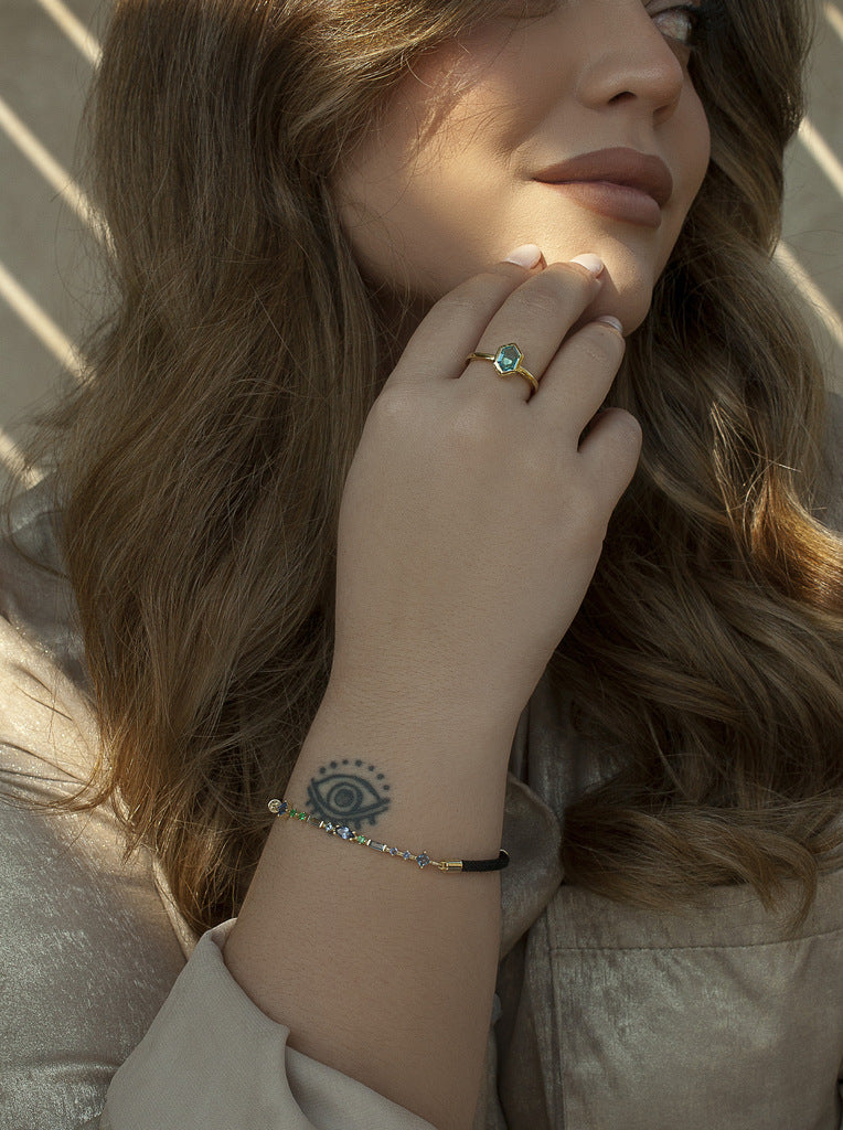 Pulsera de plata con piedras azules y cordón negro