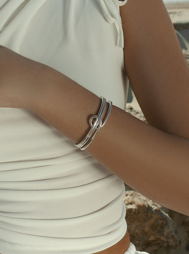 Pulsera esclava de plata lisa diseño entrelazado