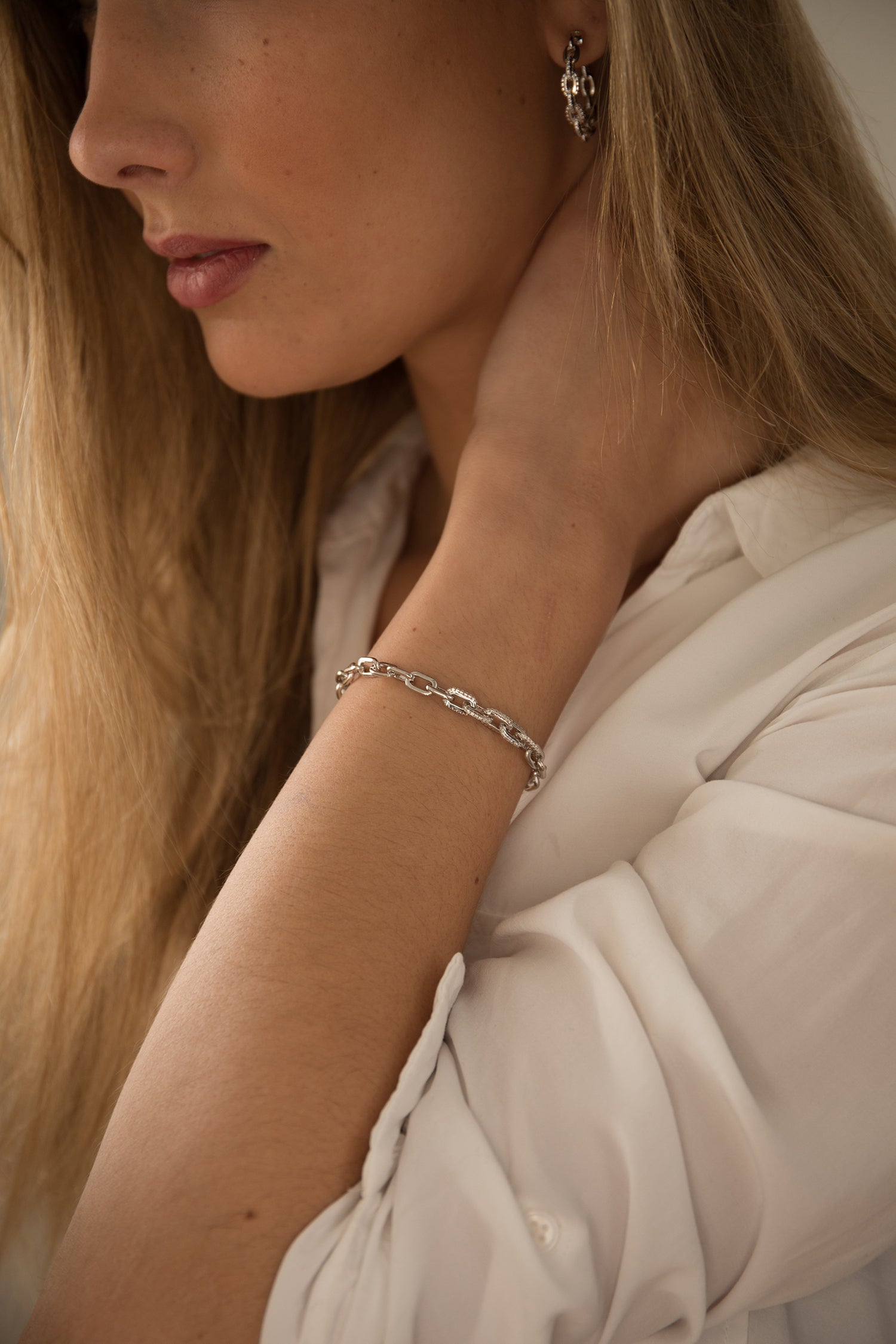 bracelet maillons argent avec design de chaîne et détail de zircons