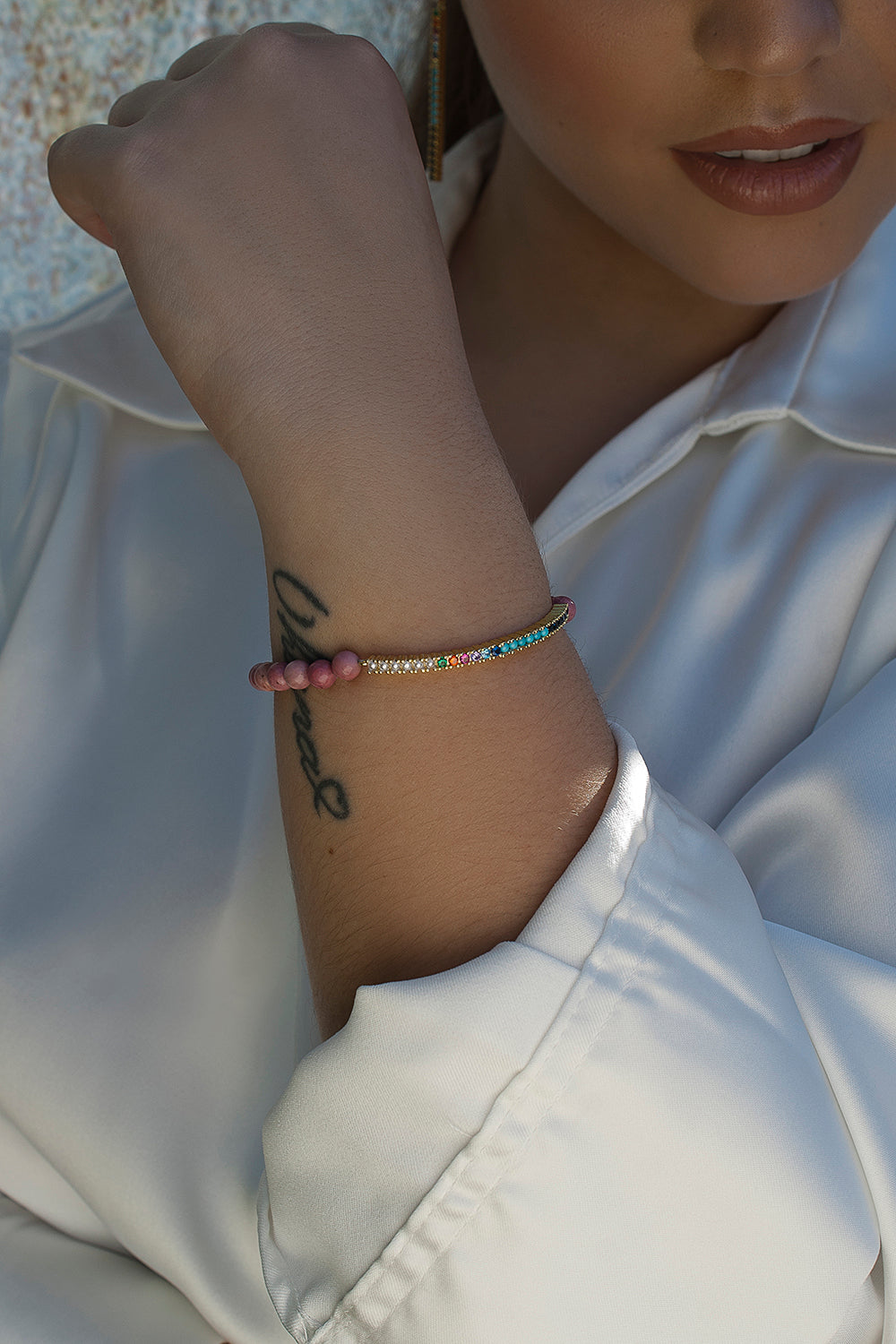 Pulseras de bolas en tonos rojizos con cenefa compuesta por perlas circonitas y bolas pequeñas