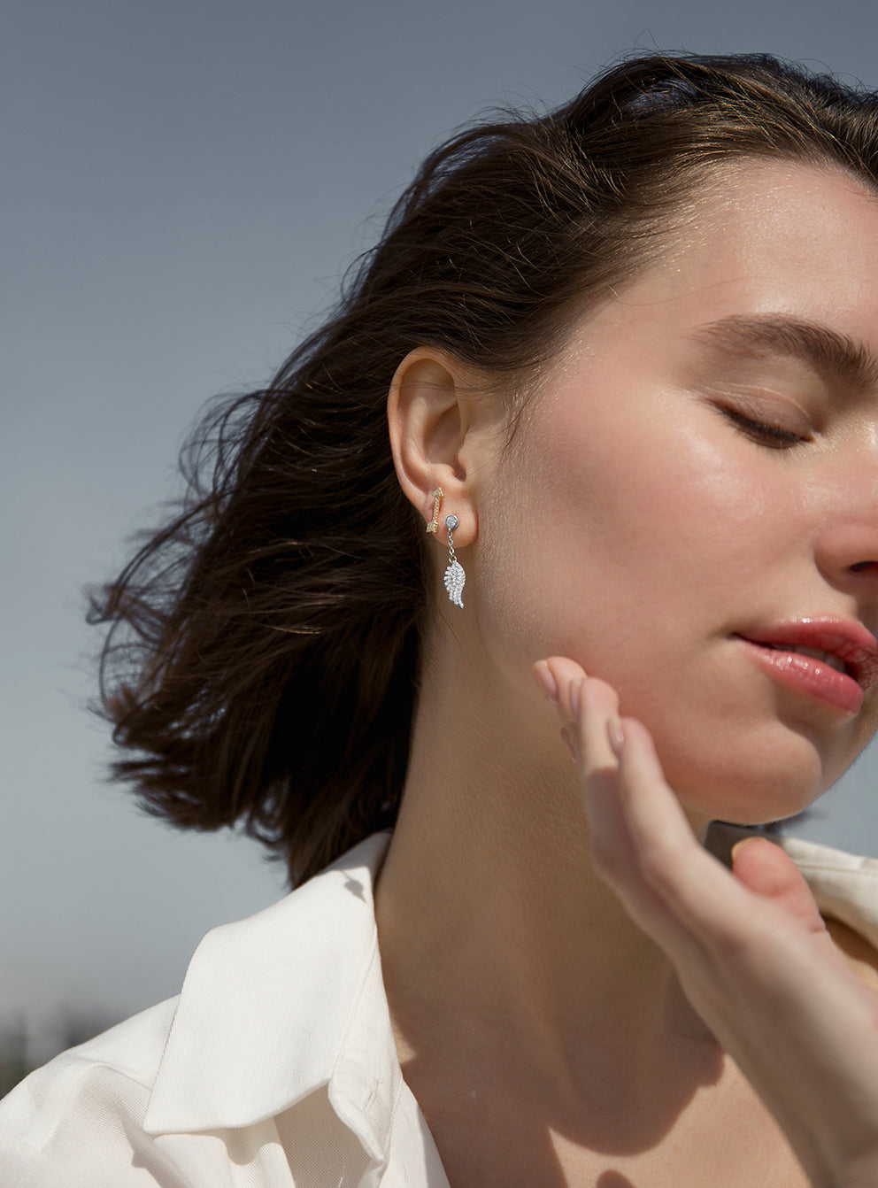 Segundo pendiente de plata baño en oro con charm de flecha y circonitas