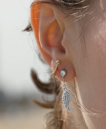 Segundo pendiente de plata baño en oro con charm de flecha y circonitas