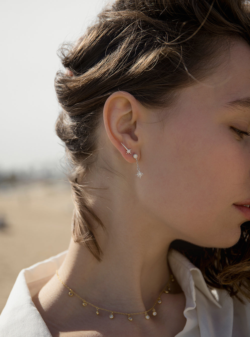 Segundo pendiente de plata con charm de destello y circonita