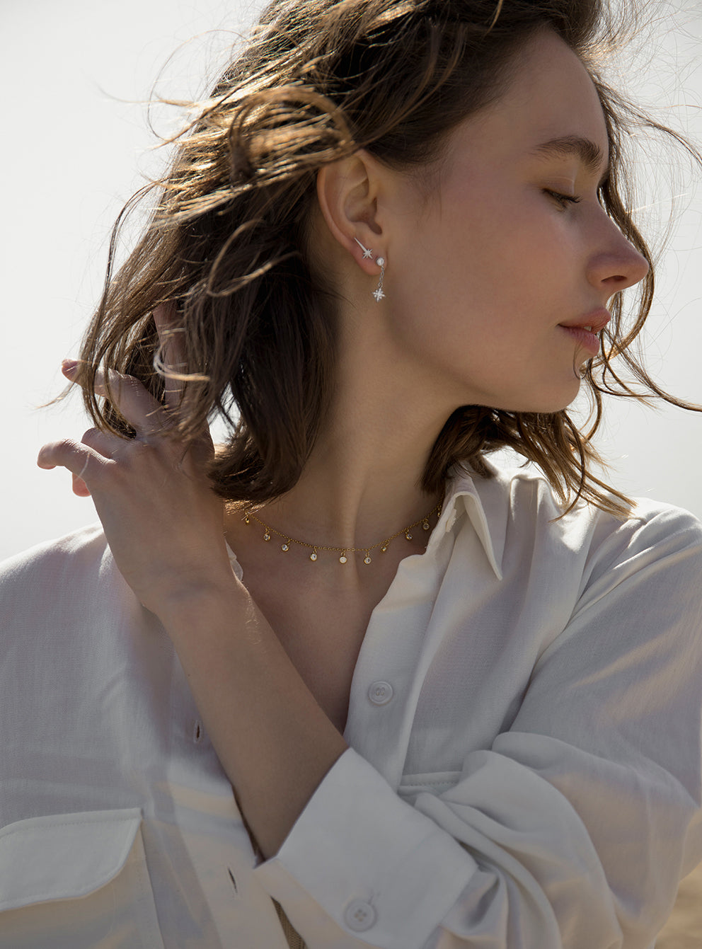 Segundo pendiente de plata con charm de destello y circonita