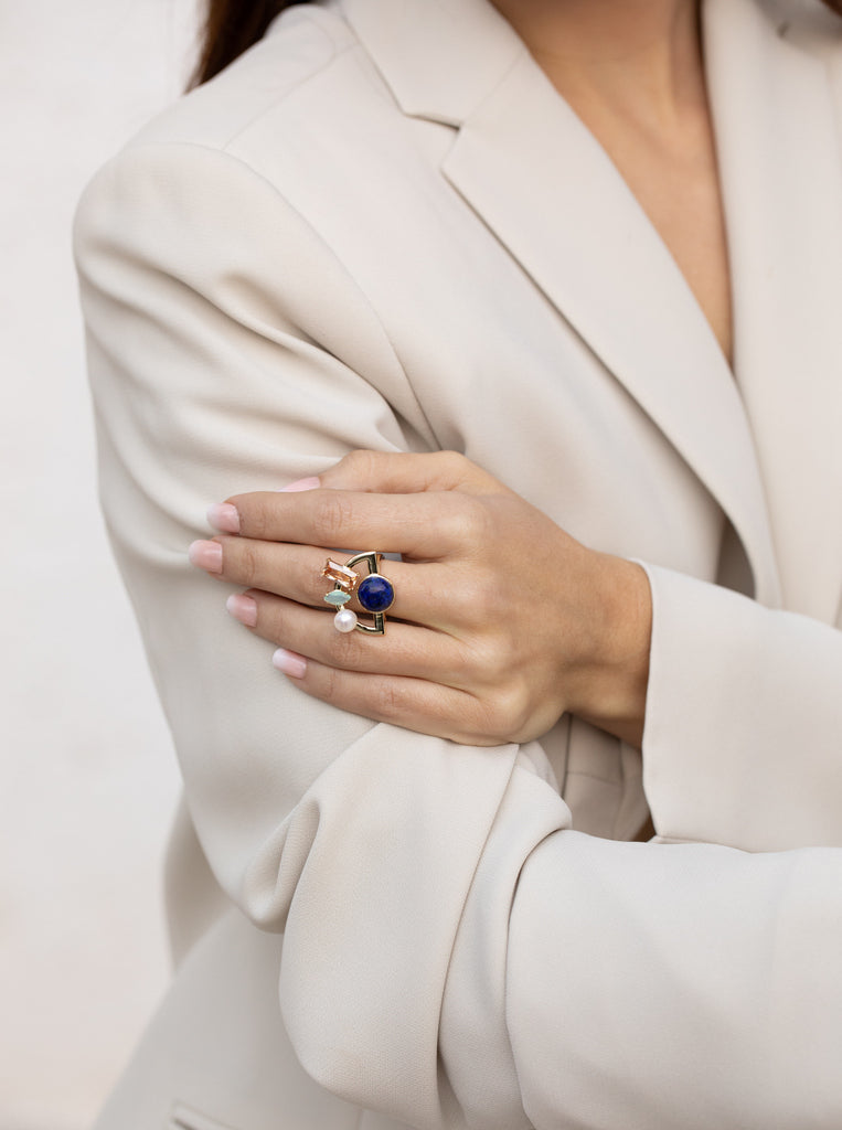 anillo dorado con piedras multicolores y perla