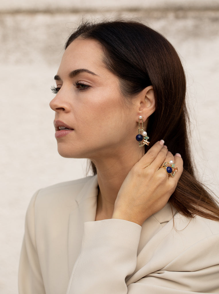 anillo dorado con piedras multicolores y perla