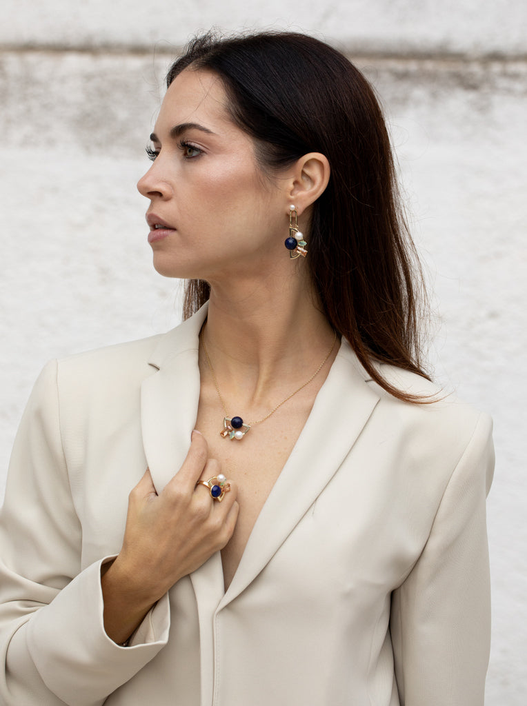 anillo dorado con piedras multicolores y perla