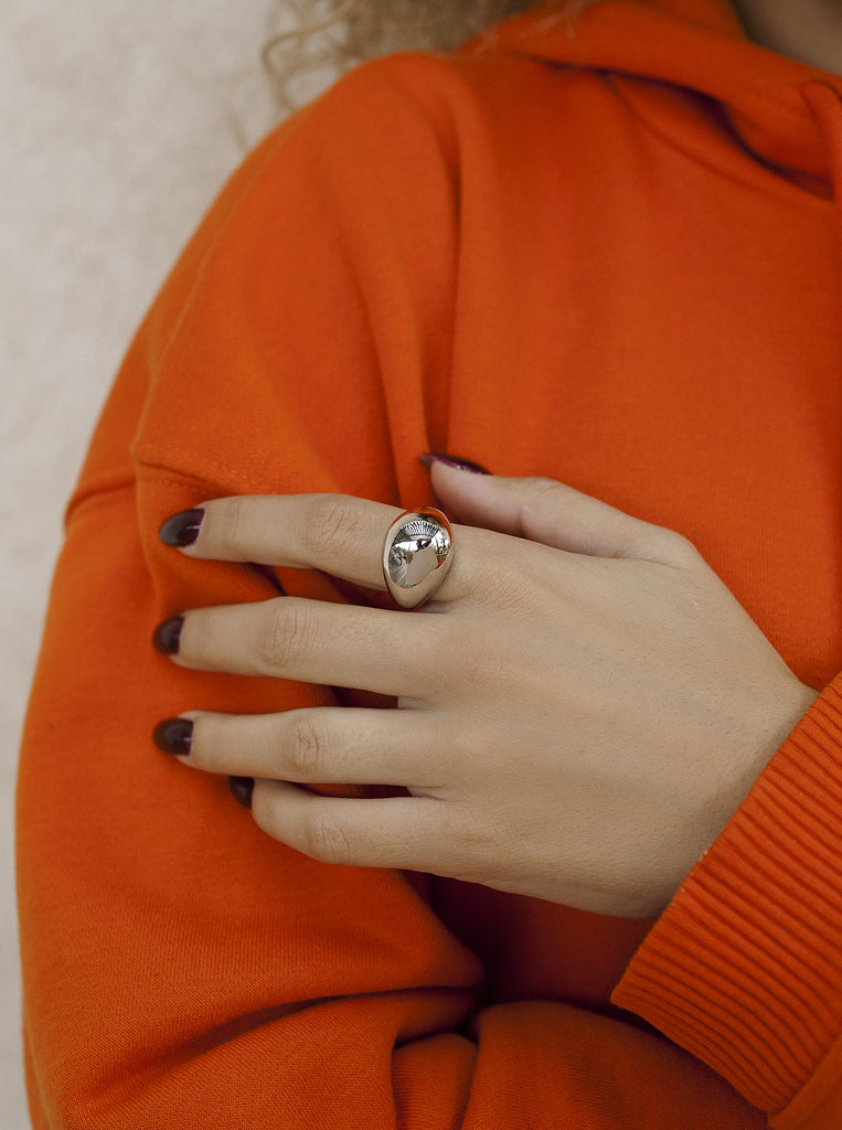 anillo grande de plata en forma de gota