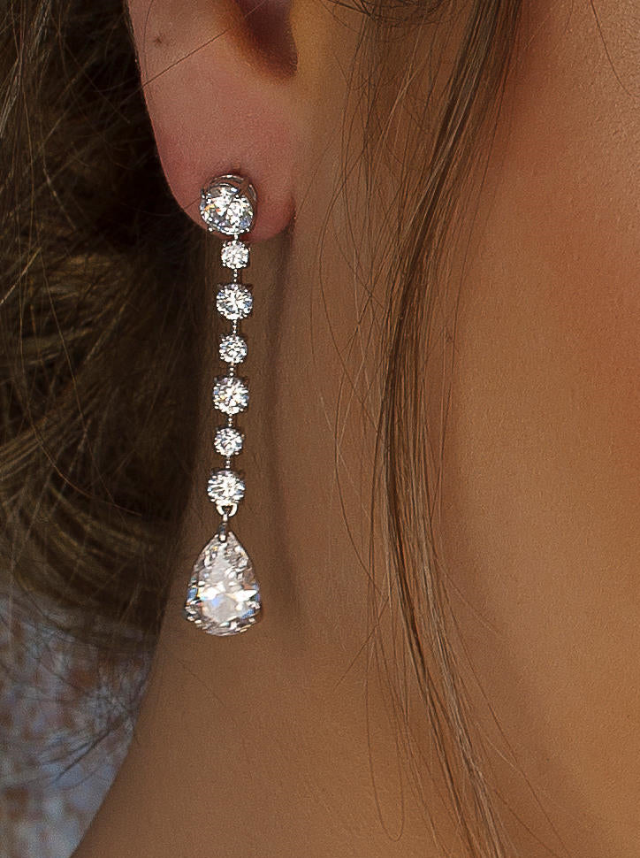 Long shiny earrings with zirconias and movement