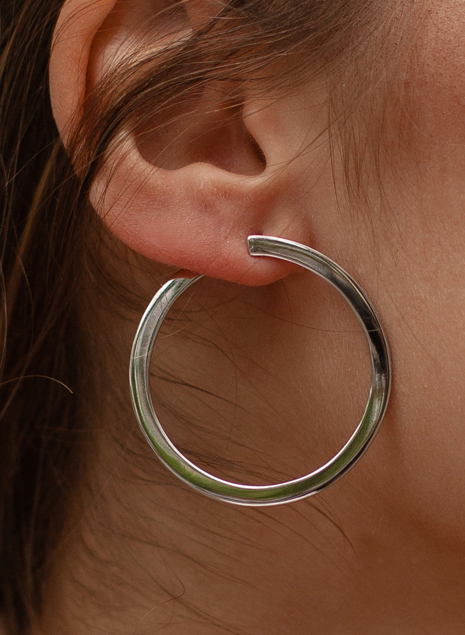 Silver hoop earrings with flat and lateral design