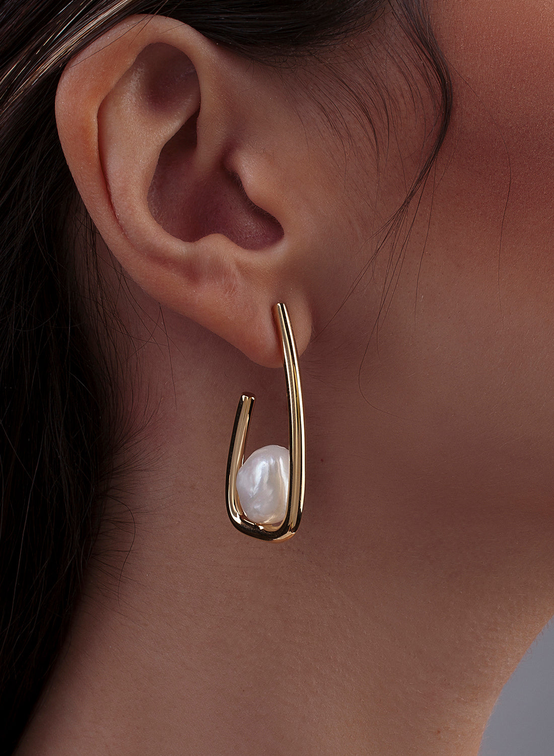 Pendientes perlas diseño geométrico con detalle de perla