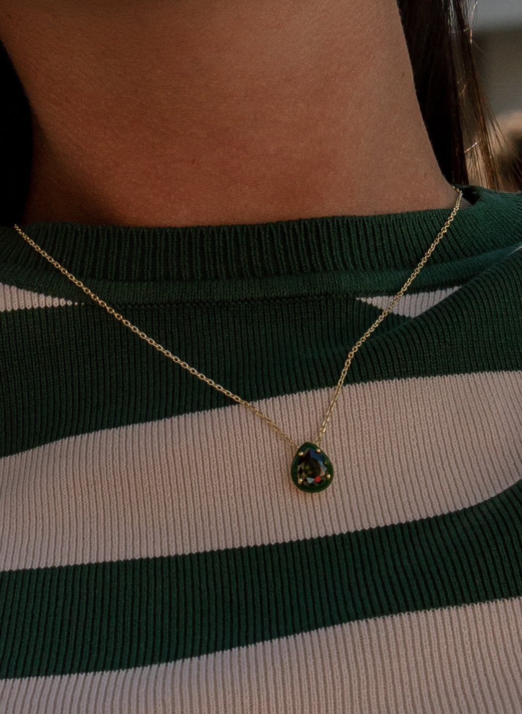 Collar · Collares con piedras diseño de gota con esmalte verde