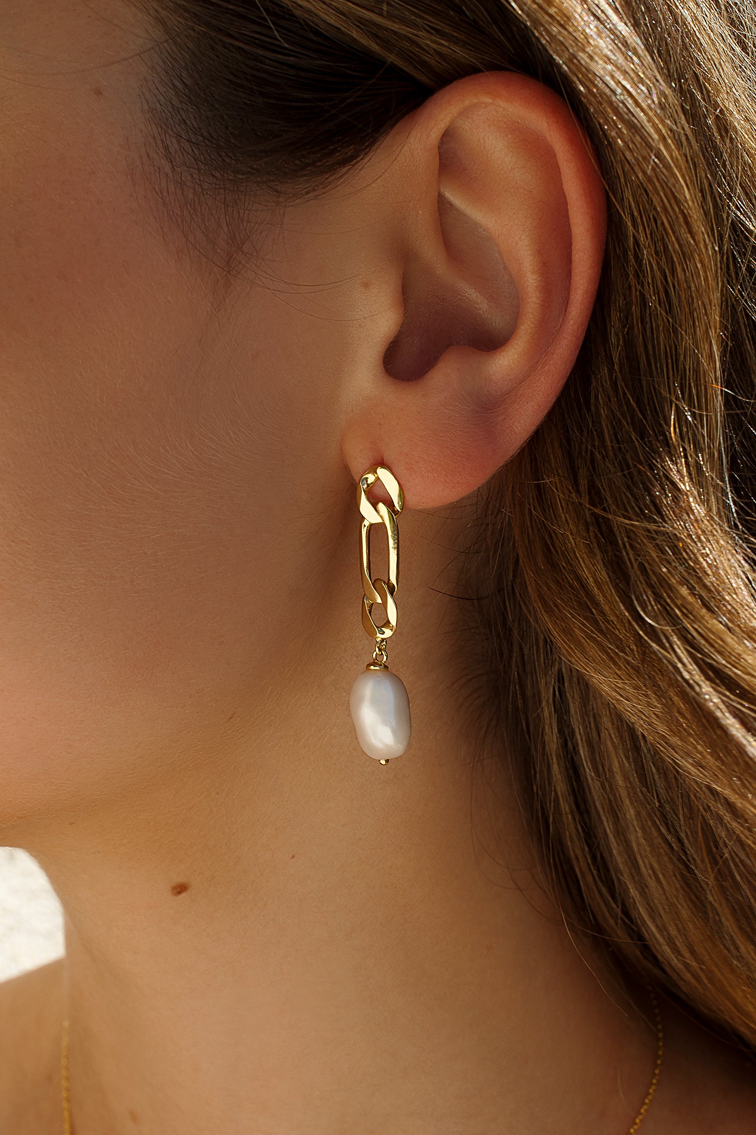 Pendientes perlas diseño paper clip bañados en oro
