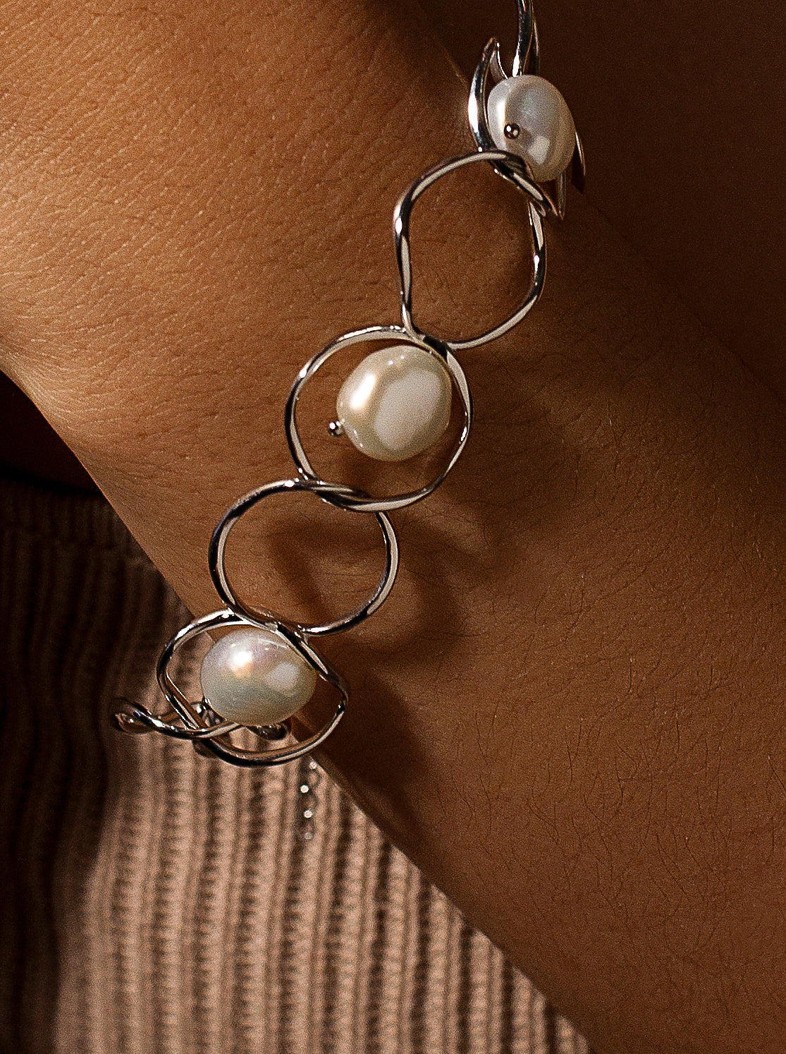 Pulseras de perlas en plata diseño eslabones irregulares